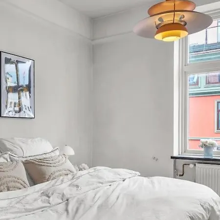 Apartment Expansive Charm: Cozy 150sqm Retreat In