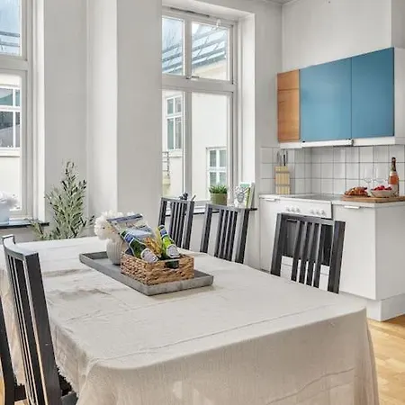Expansive Charm: Cozy 150sqm Retreat In Lägenhet *