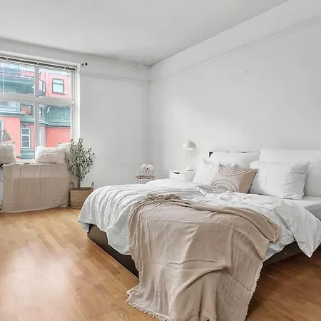 Expansive Charm: Cozy 150sqm Retreat In Apartment