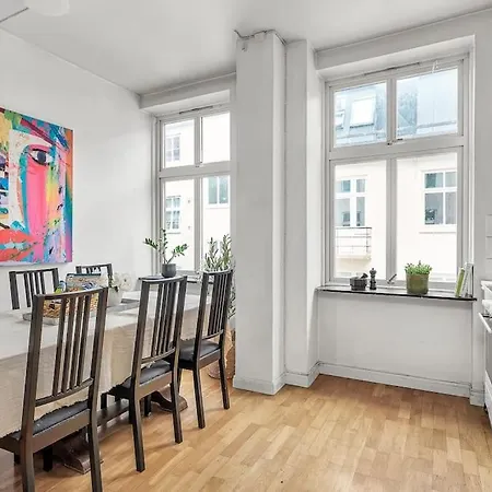 Expansive Charm: Cozy 150sqm Retreat In Apartment