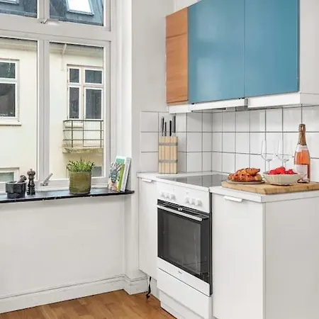 Expansive Charm: Cozy 150sqm Retreat In Apartment *