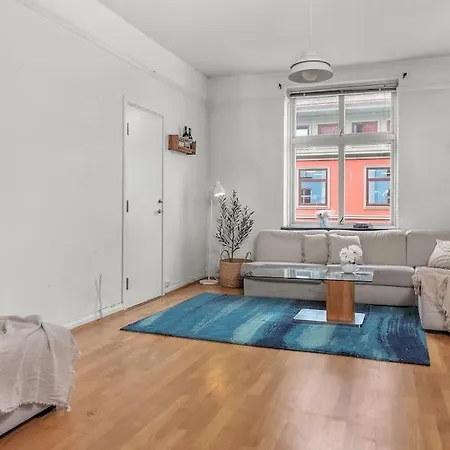 Expansive Charm: Cozy 150sqm Retreat In Apartment *
