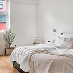Expansive Charm: Cozy 150sqm Retreat In Apartment