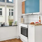 Expansive Charm: Cozy 150sqm Retreat In Apartment *